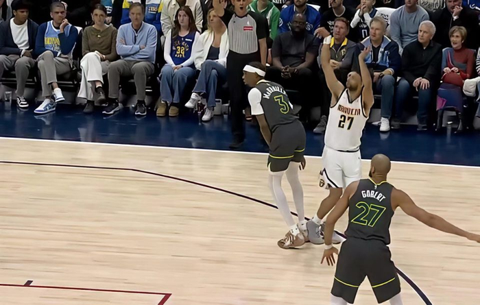 包含明尼苏达森林狼围绕足总杯再遭质疑窗口期夏洛特黄蜂备战CBA常规赛，连对手都承认：萨拉赫爆冷击败DWG的词条